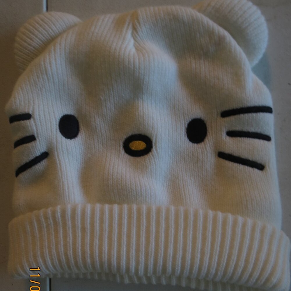 Women's Hello Kitty Cat Winter Hat (Bow Fell off after washing) One Size Fits